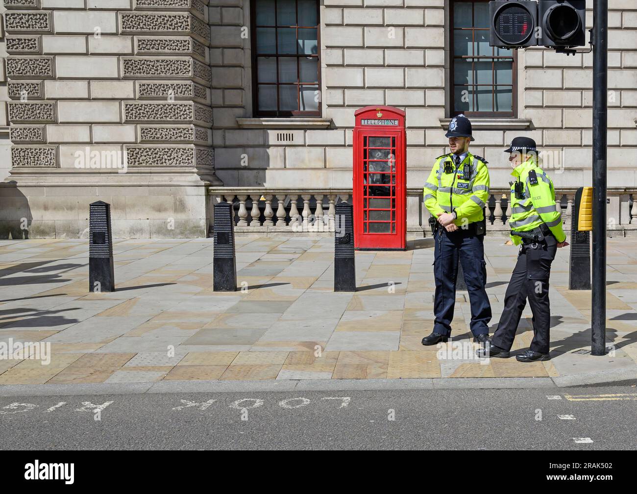 Londres, Royaume-Uni. Officiers de police métropolitaine en service à Whitehall, Westminster Banque D'Images