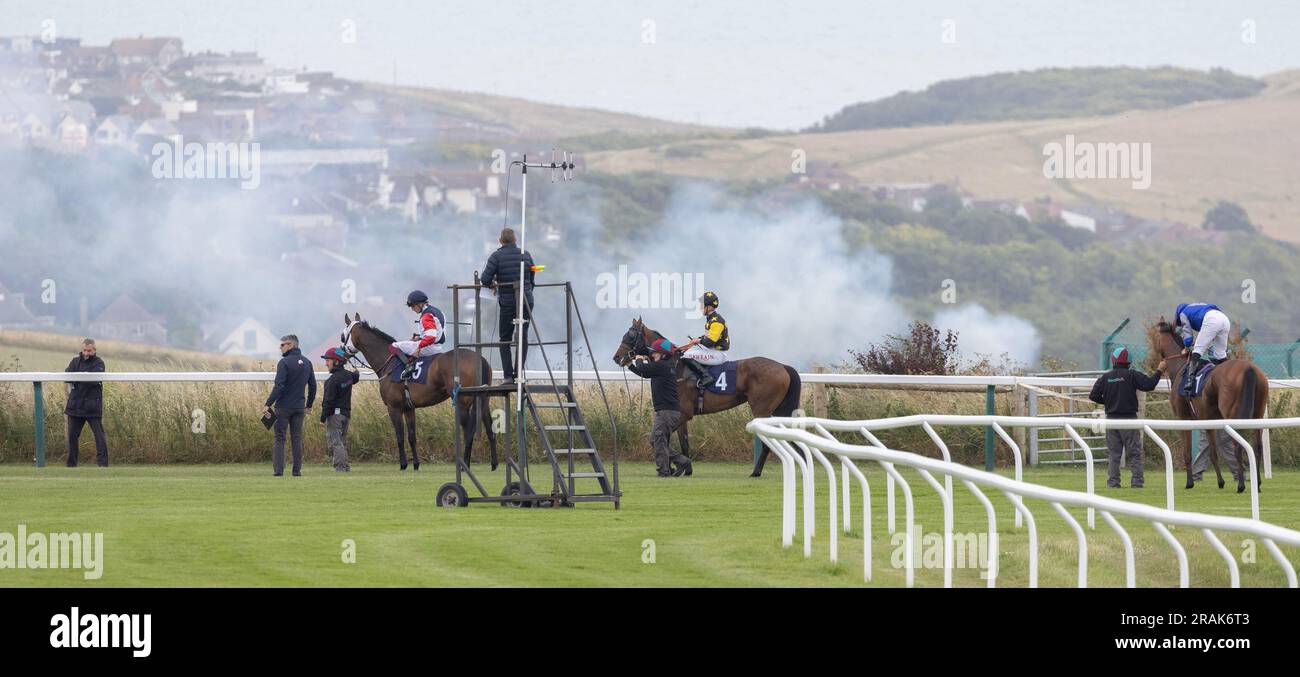 Brighton, Royaume-Uni. 14th juillet 2023. Une vue générale comme les coureurs et les cavaliers se préparent à entrer dans les stalles avant le à la course App Market Movers handicap crédit: James Boardman / Alamy Live News Banque D'Images