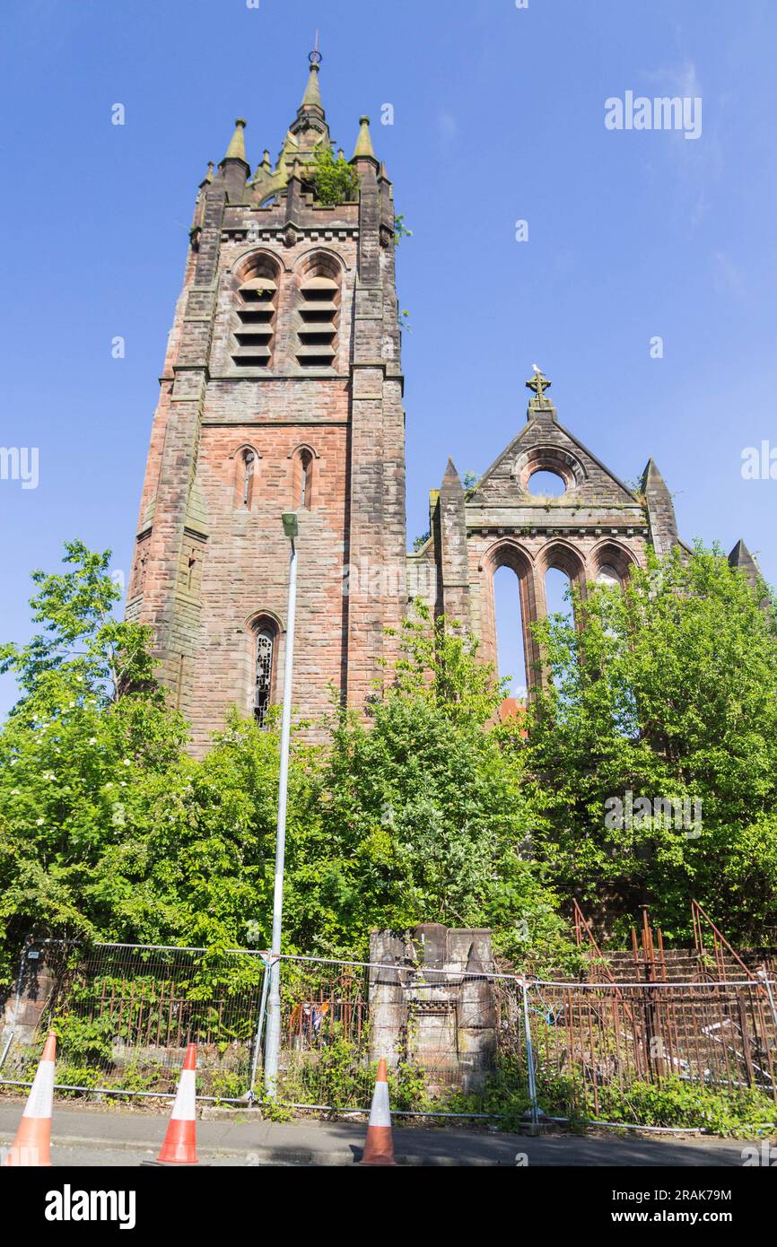 Abandonné de l'église paroissiale Dundyvan à Coatbridge, Écosse. Le feu a endommagé l'église néo-écossaise de style gothique frappante en grès rouge Banque D'Images