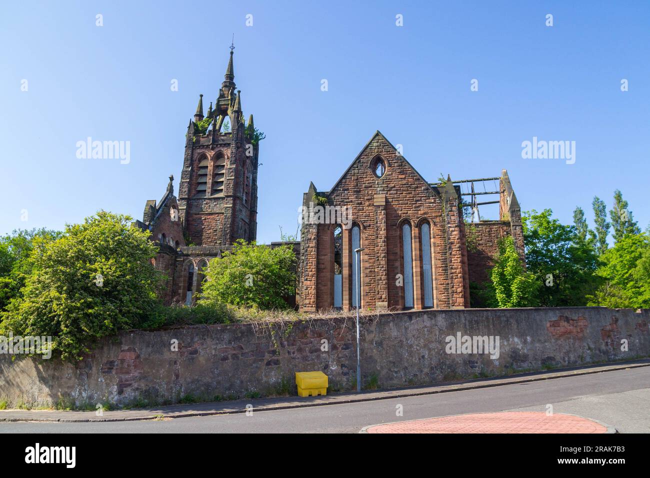 Église paroissiale de Dundyvan à Coatbridge, Écosse. Une église néo-écossaise de style gothique en grès rouge, construite en 1905, a été détruite et endommagée par le feu Banque D'Images