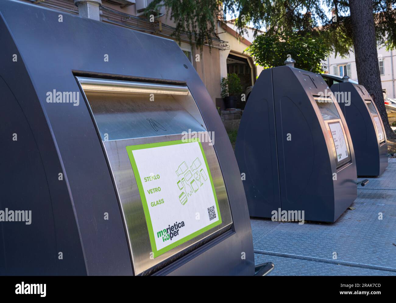 Koper, Slovénie. 2 juillet 2023. les bacs de collecte des déchets séparés dans une rue du centre-ville Banque D'Images