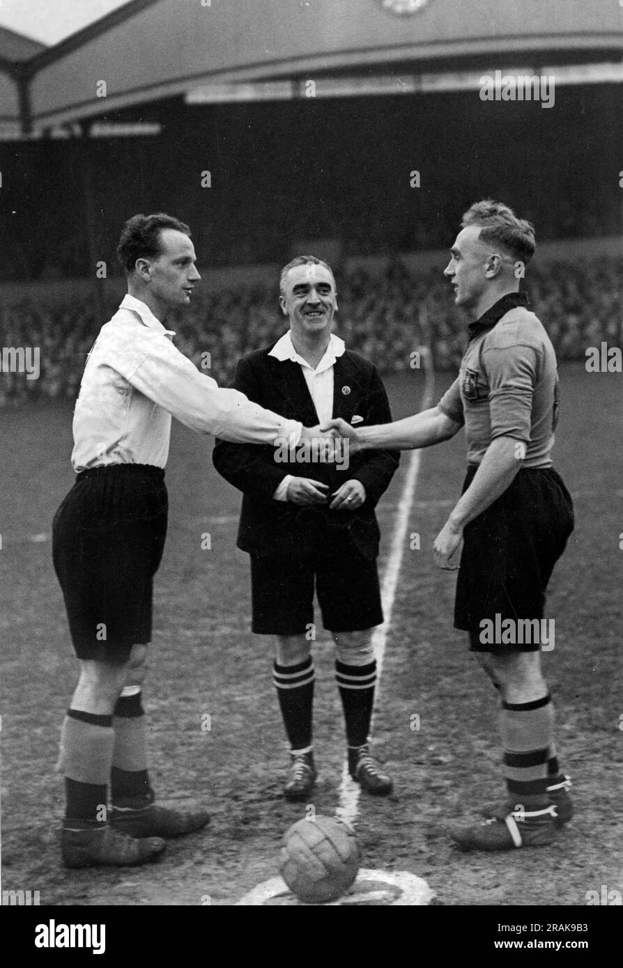 Wolverhampton Wanderers footballeur Billy Wright et Tom Finney à la fin des années 40 Banque D'Images