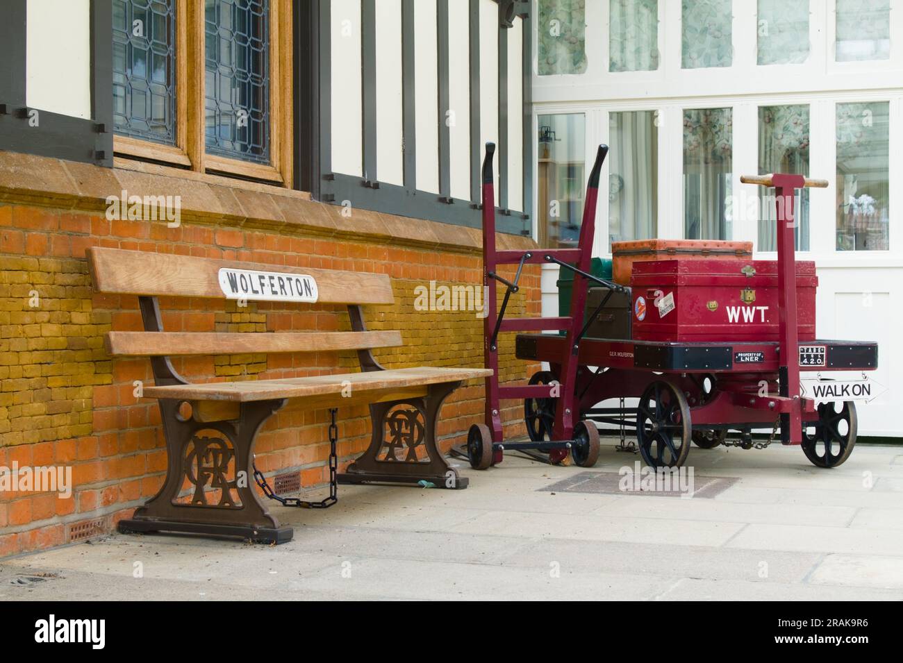 Banc en bois et chariot à bagages à main avec trunks sur la plate-forme de la station désaffectée Wolferton utilisée par Royalty, Wolferton, Angleterre Royaume-Uni Banque D'Images