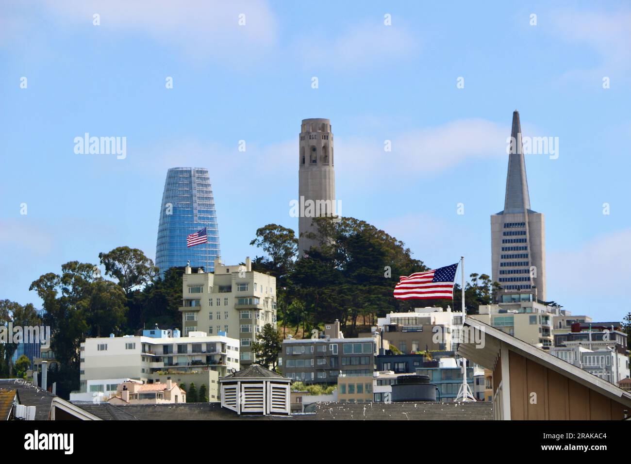 Coit Memorial Tower Transamerica Pyramid Salesforce Tower à partir de Pier 39 San Francisco Californie États-Unis Banque D'Images