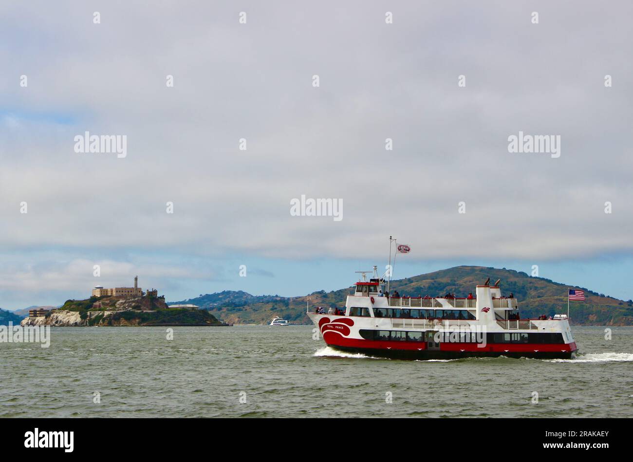 Bateau d'excursion Royal Prince Red and White Fleet en cours dans la baie de San Francisco avec l'île d'Alcatraz San Francisco Californie États-Unis Banque D'Images