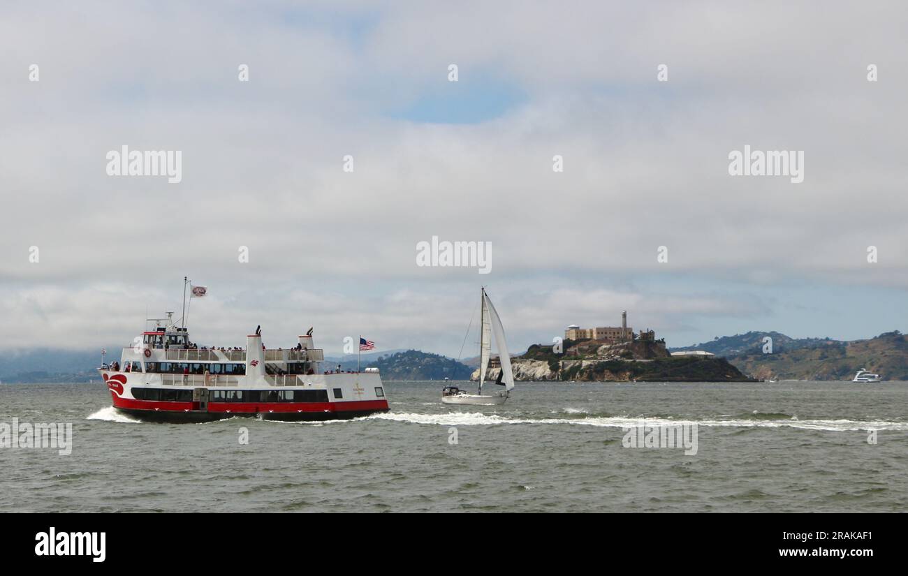 Bateau d'excursion Royal Prince Red and White Fleet en cours dans la baie de San Francisco avec l'île d'Alcatraz et un yacht de passage San Francisco Californie USA Banque D'Images