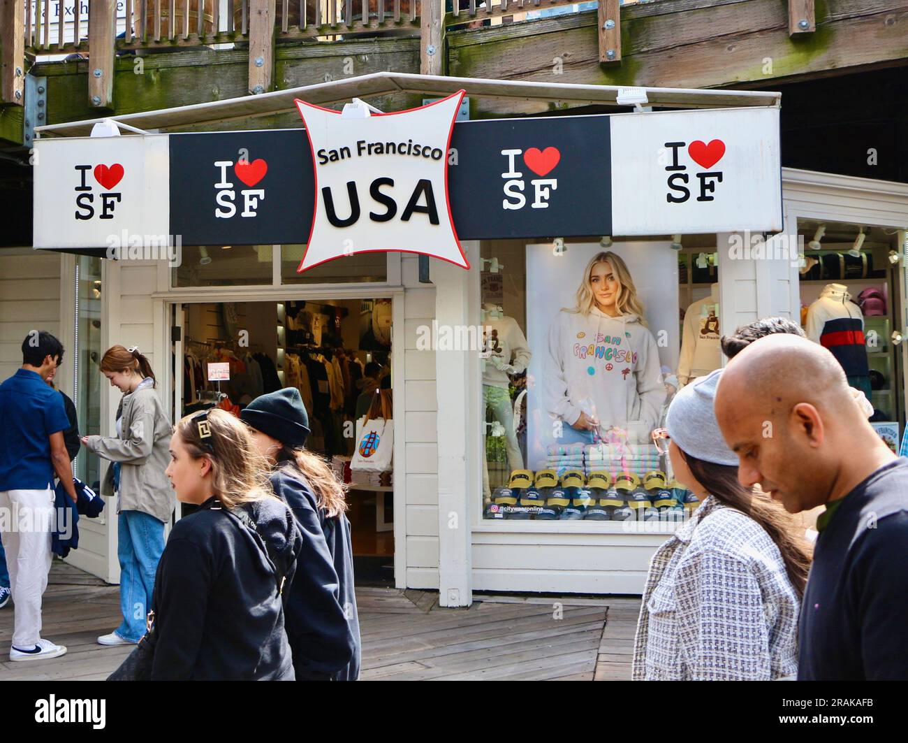 Magasinez devant avec les touristes de passage du magasin I Love SF Pier 39 Fisherman's Wharf San Francisco Californie États-Unis Banque D'Images