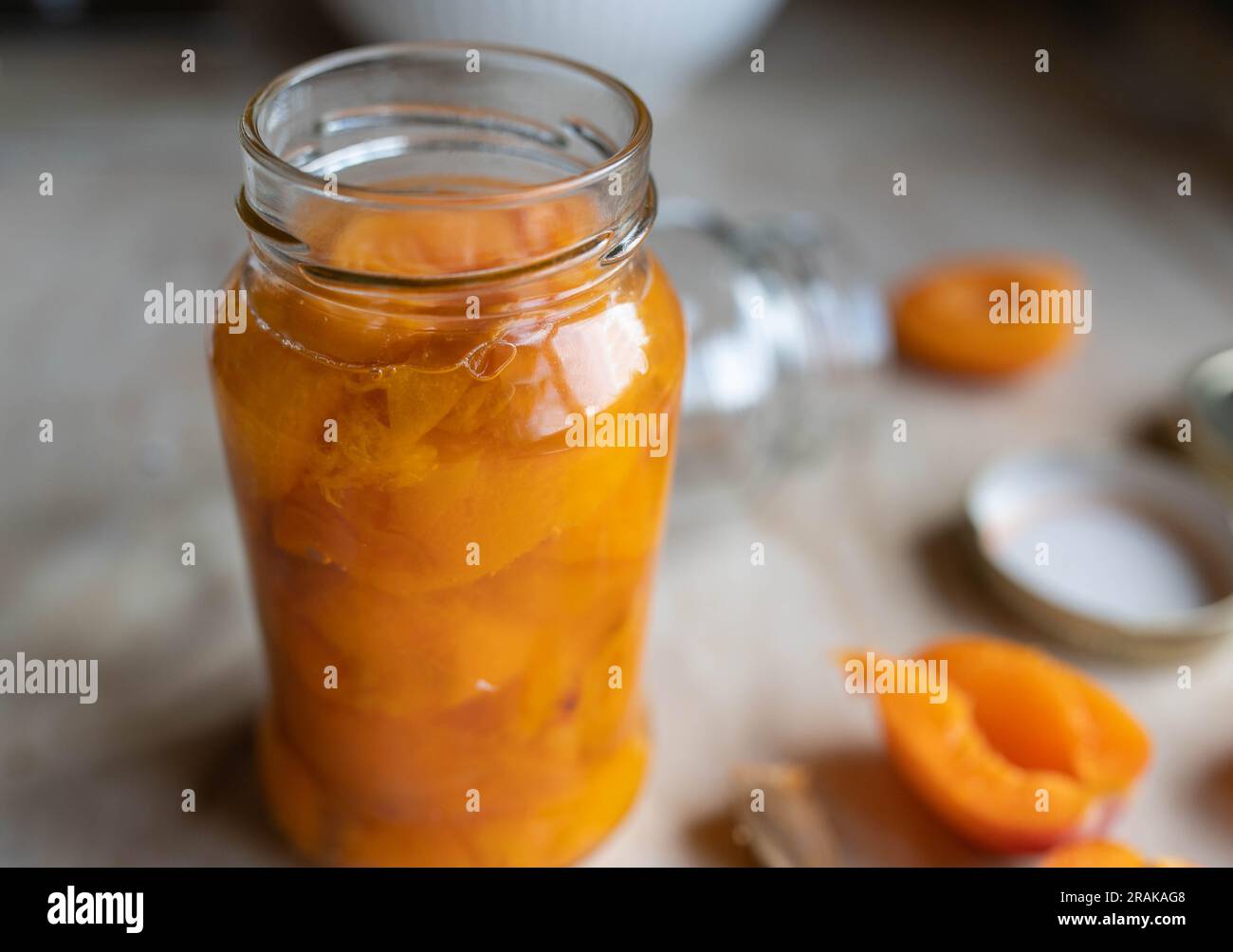 Fruits conservés dans un bocal. Abricots frais cuits à l'étuve Banque D'Images