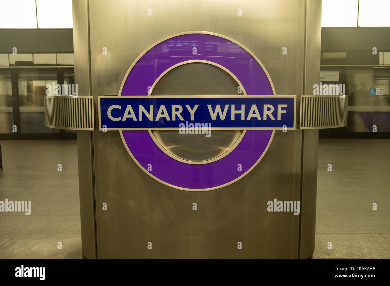 Londres - juin 2023 : logo de Canary Wharf Underground pour la ligne Elizabeth Banque D'Images