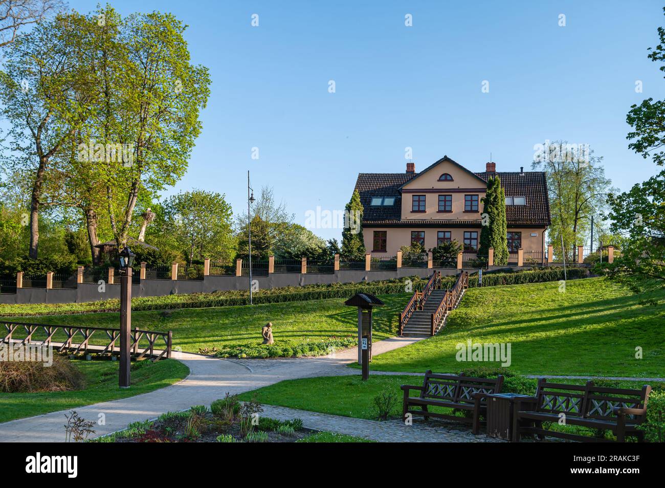 Parc de la vieille ville de Kuldiga avec sentiers pédestres et bâtiments adjacents, Lettonie Banque D'Images