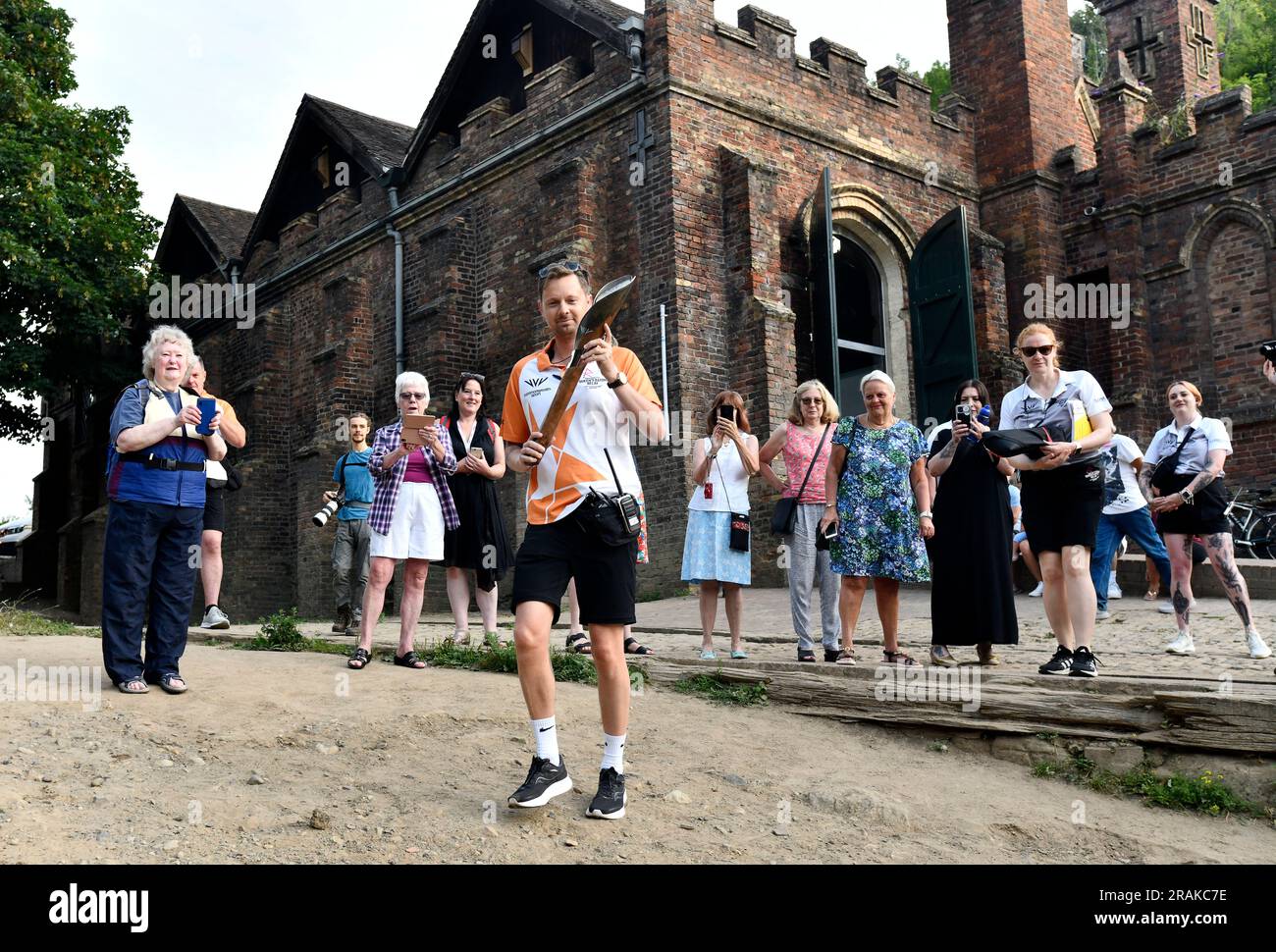 Le relais de bâton de la Reine des Jeux du Commonwealth passe par Ironbridge. Banque D'Images