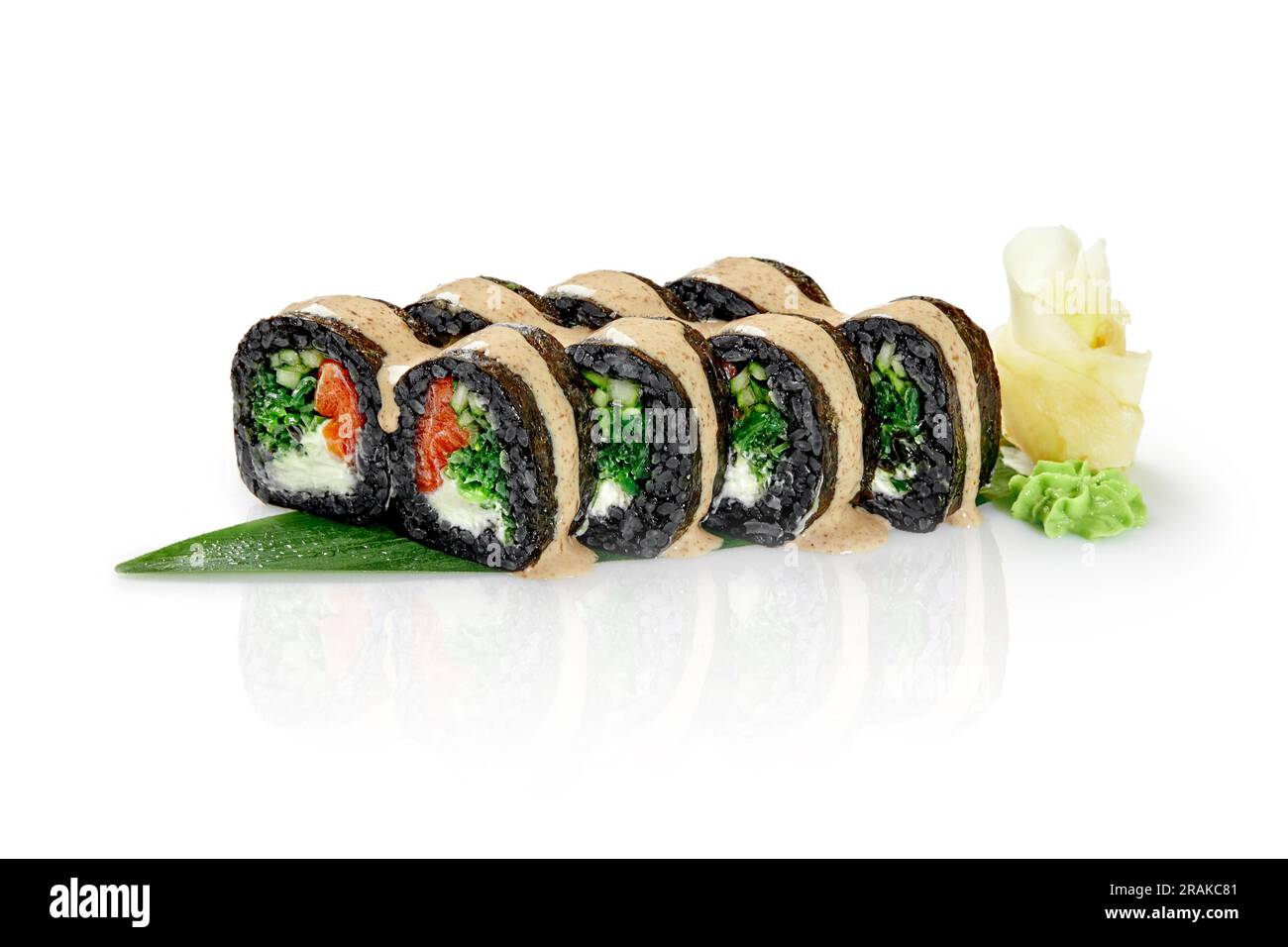 Délicieux rouleaux de sushi de riz noir avec fromage à la crème, saumon,  wakame hiyashi et concombre garnis de sauce aux arachides servis avec du  wasabi épicé et du gari Photo Stock -