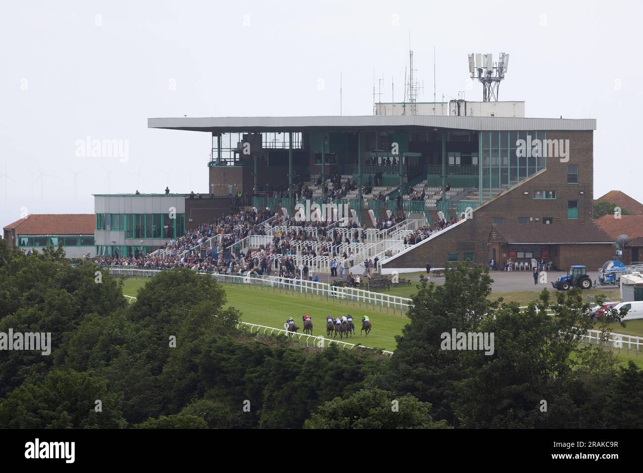 Brighton, Royaume-Uni. 14th juillet 2023. Une vue générale des coureurs et des coureurs qui se rendent au bout du dernier marqueur furlong lors de la phase de téléchargement de l'application aux courses de Brighton Racecourse. Credit: James Boardman / Alamy Live News Banque D'Images