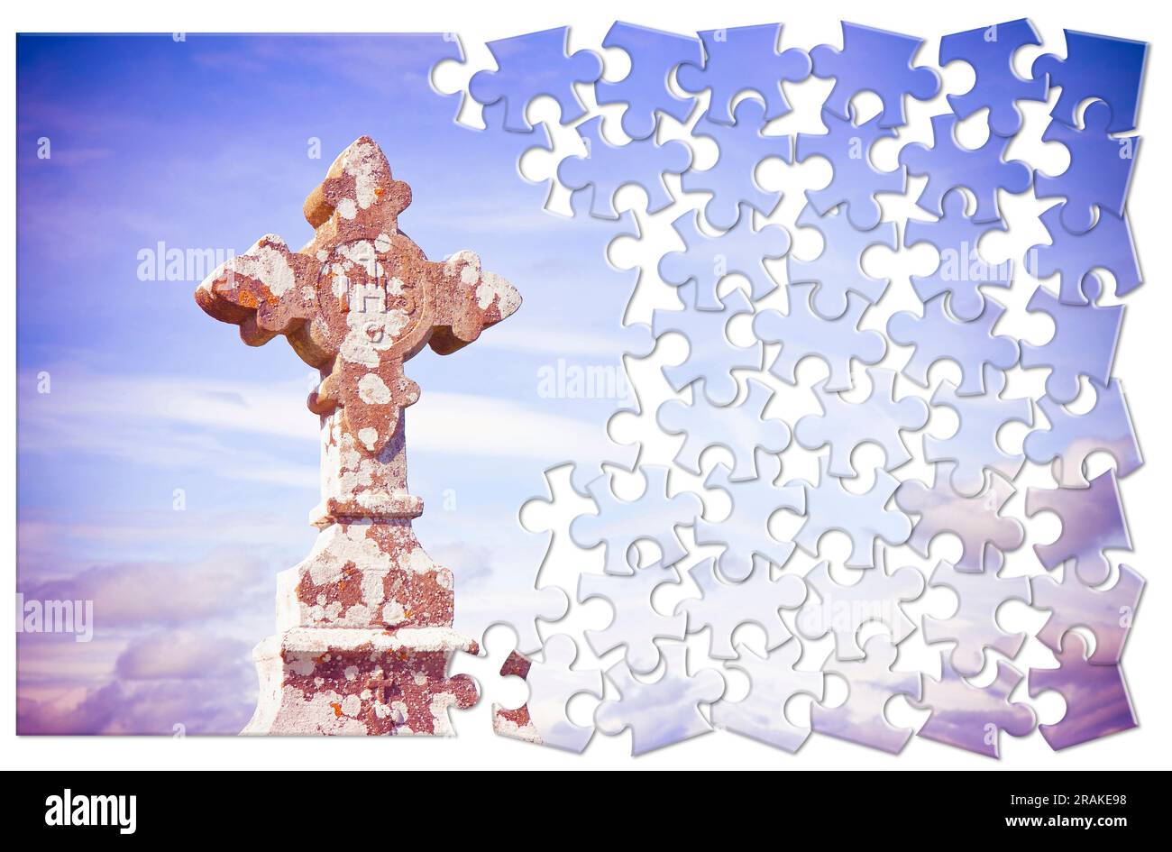 Patiemment construction de la foi - le celte sculpté pierre croix contre un fond de ciel - image de concept en forme de puzzle Banque D'Images