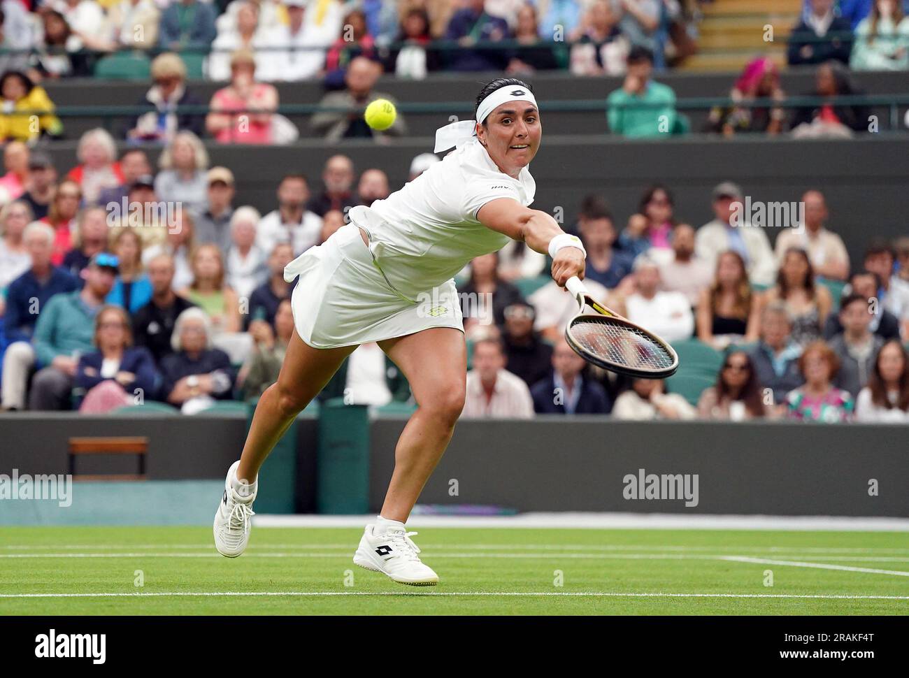 On Jabeur en action contre Magdalena Frech (non représenté) le deuxième jour des Championnats de Wimbledon 2023 au All England Lawn tennis and Croquet Club à Wimbledon. Date de la photo: Mardi 4 juillet 2023. Banque D'Images