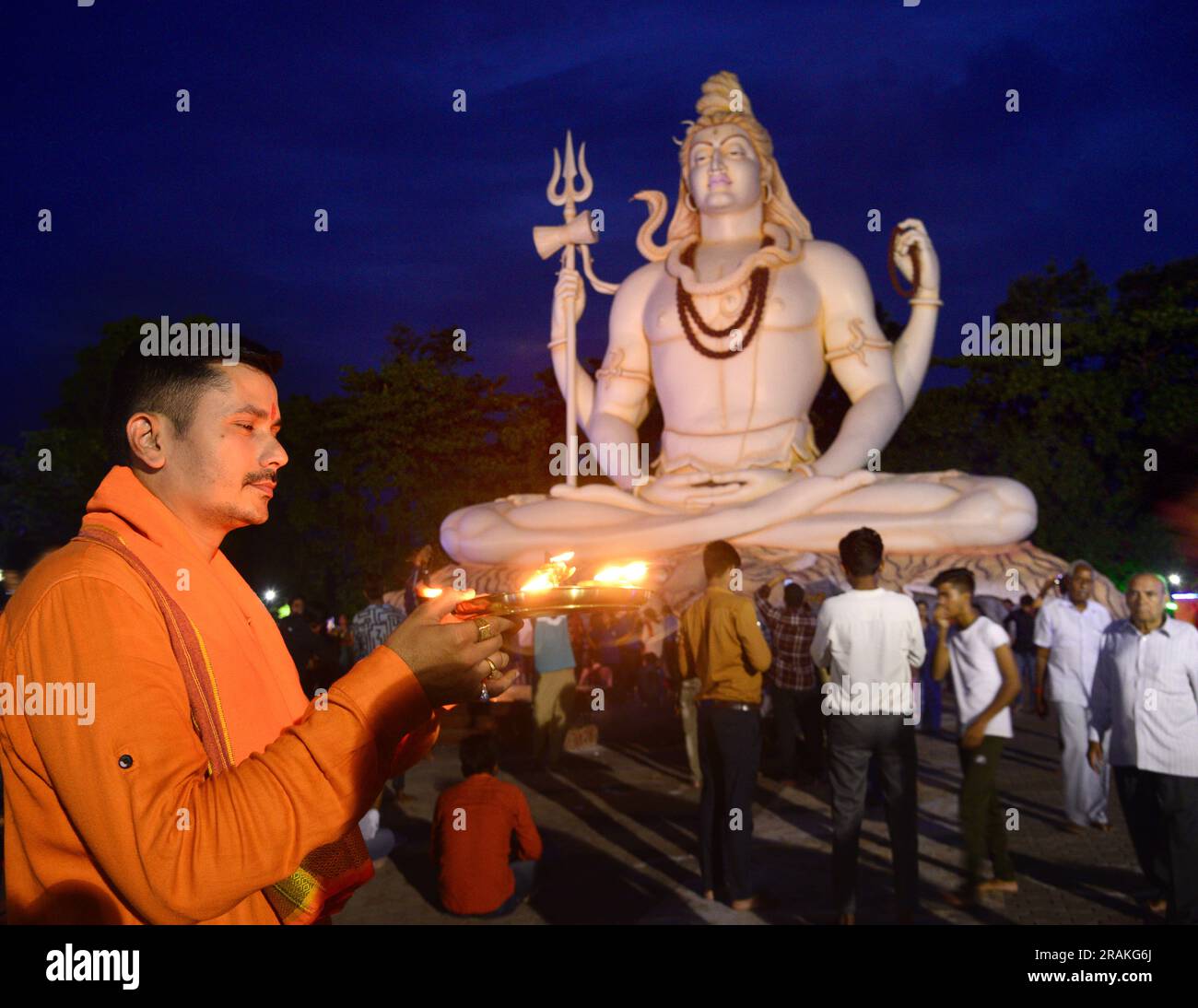 Madhya Pradesh, Jabalpur , Inde. 04rd juillet, 2023: Pandit Surendra Krishna Shastri culte devant une statue de 76ft de Lord Shiva pour offrir leurs prières le premier jour du mois de Sawan dans la ville de Jabalpur Kachnar à Jabalpur. Photo par - Uma Shankar Mishra Banque D'Images