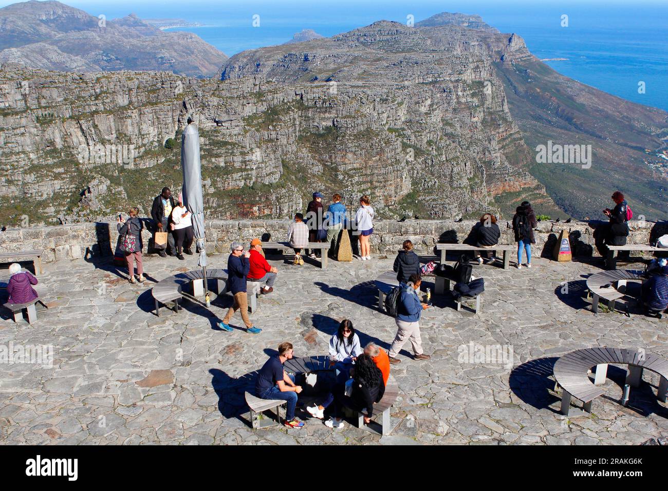 Vues prises depuis le sommet de la montagne de la Table par une belle journée de milieu d'hiver. Aussi des vues de l'arrière de Table Mountain prises d'un parc au Cap. Banque D'Images