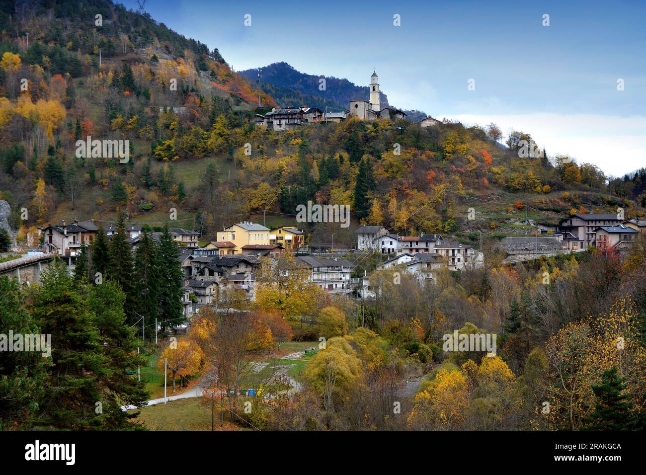 Valle Maira, Piémont, Italie - vue panoramique en automne Banque D'Images