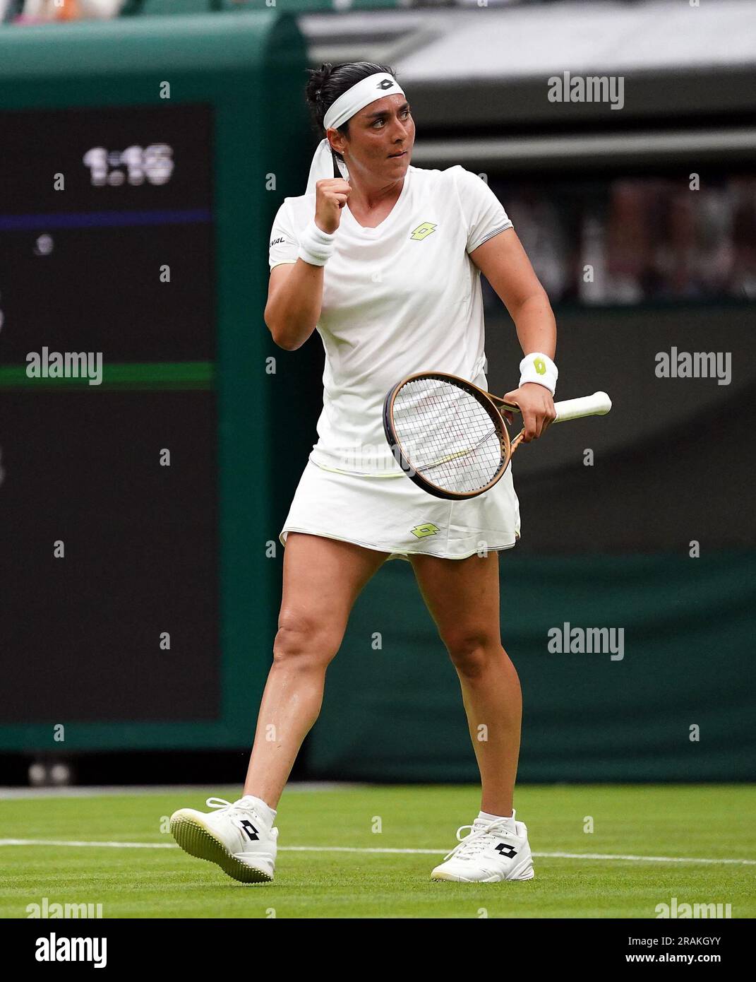 Ons Jabeur célèbre le match de Magdalena Frech (non représenté) le deuxième jour des Championnats de Wimbledon 2023 au All England Lawn tennis and Croquet Club de Wimbledon. Date de la photo: Mardi 4 juillet 2023. Banque D'Images