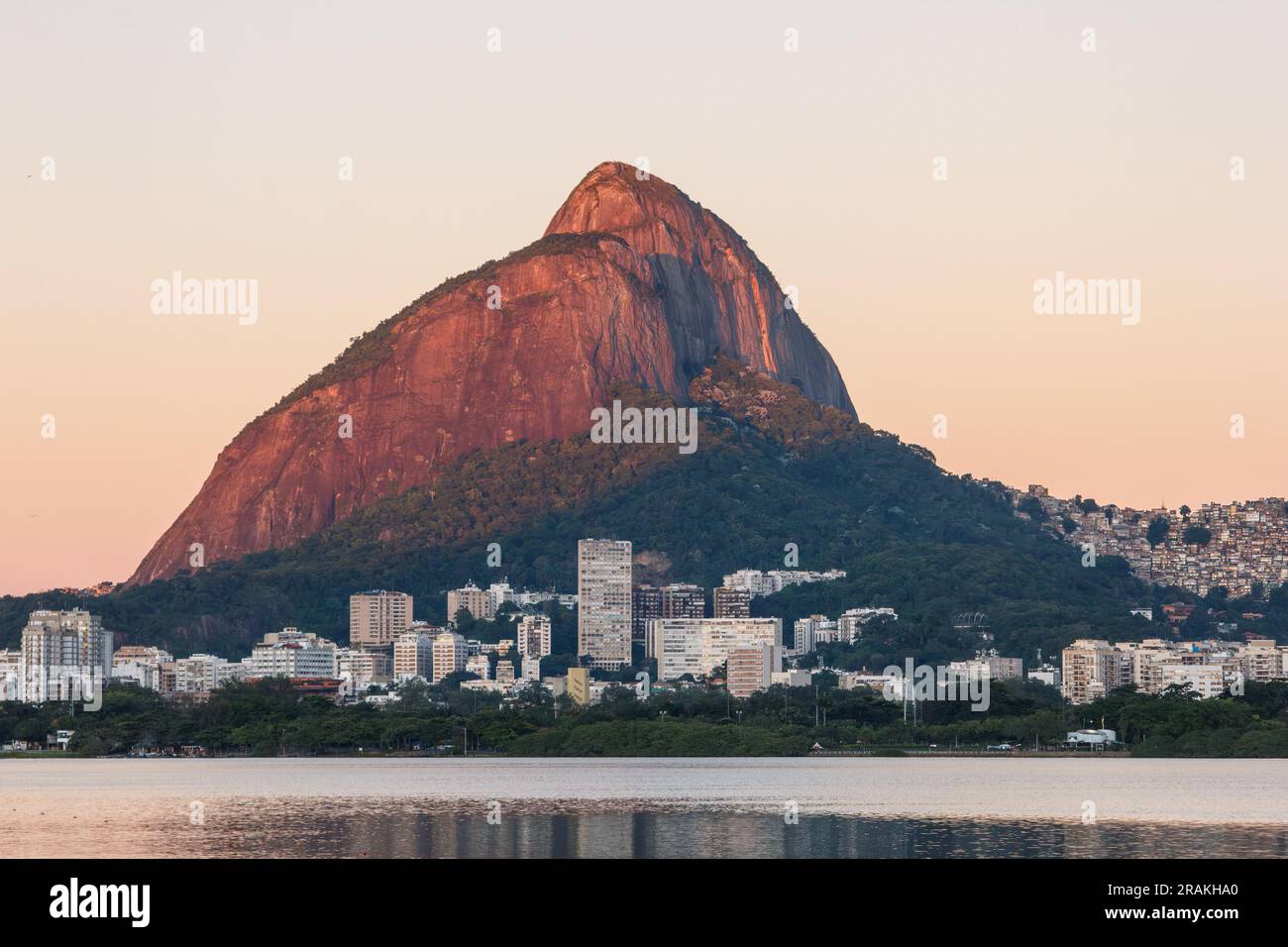Vue de la lagune rodrigo de freitas à Rio de Janeiro au Brésil. Banque D'Images
