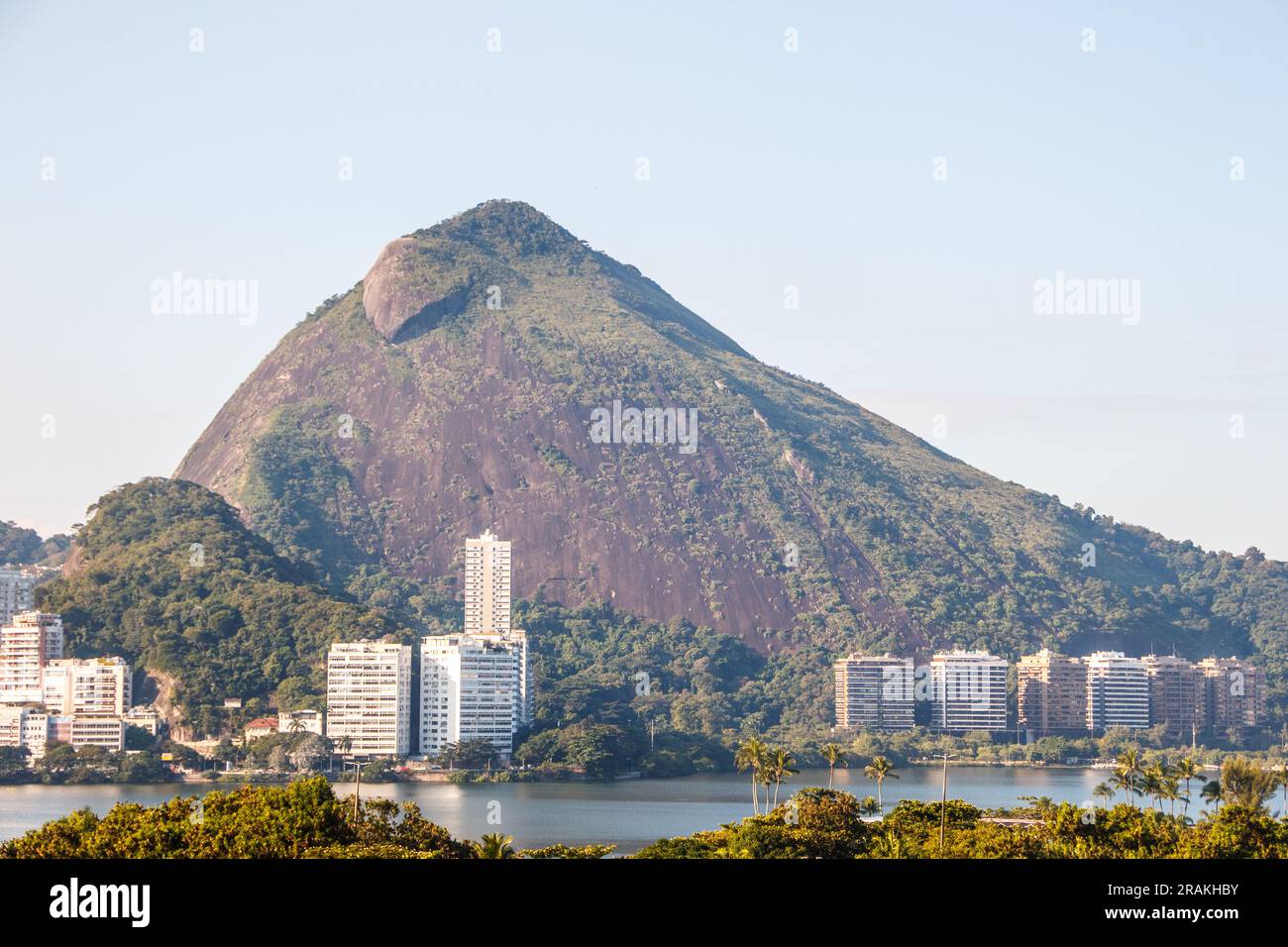 Vue de la lagune rodrigo de freitas à Rio de Janeiro au Brésil. Banque D'Images