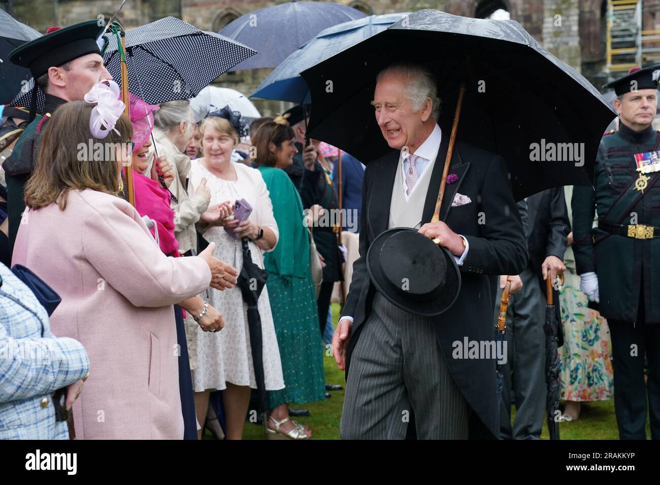 Le roi Charles III accueille les invités lors d'une Garden Party au Palais de Holyroodhouse à Édimbourg, dans le cadre de la première semaine Holyrood depuis le couronnement du roi. Date de la photo: Mardi 4 juillet 2023. Banque D'Images