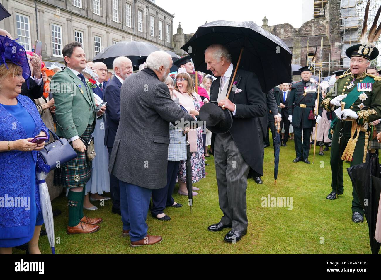 Le roi Charles III accueille les invités lors d'une Garden Party au Palais de Holyroodhouse à Édimbourg, dans le cadre de la première semaine Holyrood depuis le couronnement du roi. Date de la photo: Mardi 4 juillet 2023. Banque D'Images