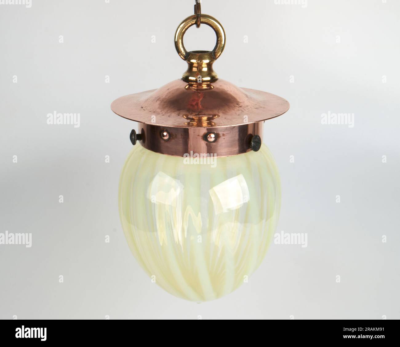 Antique années 1900 Arts and Crafts Anglais lanterne en cuivre, laiton et  verre opalescent Photo Stock - Alamy
