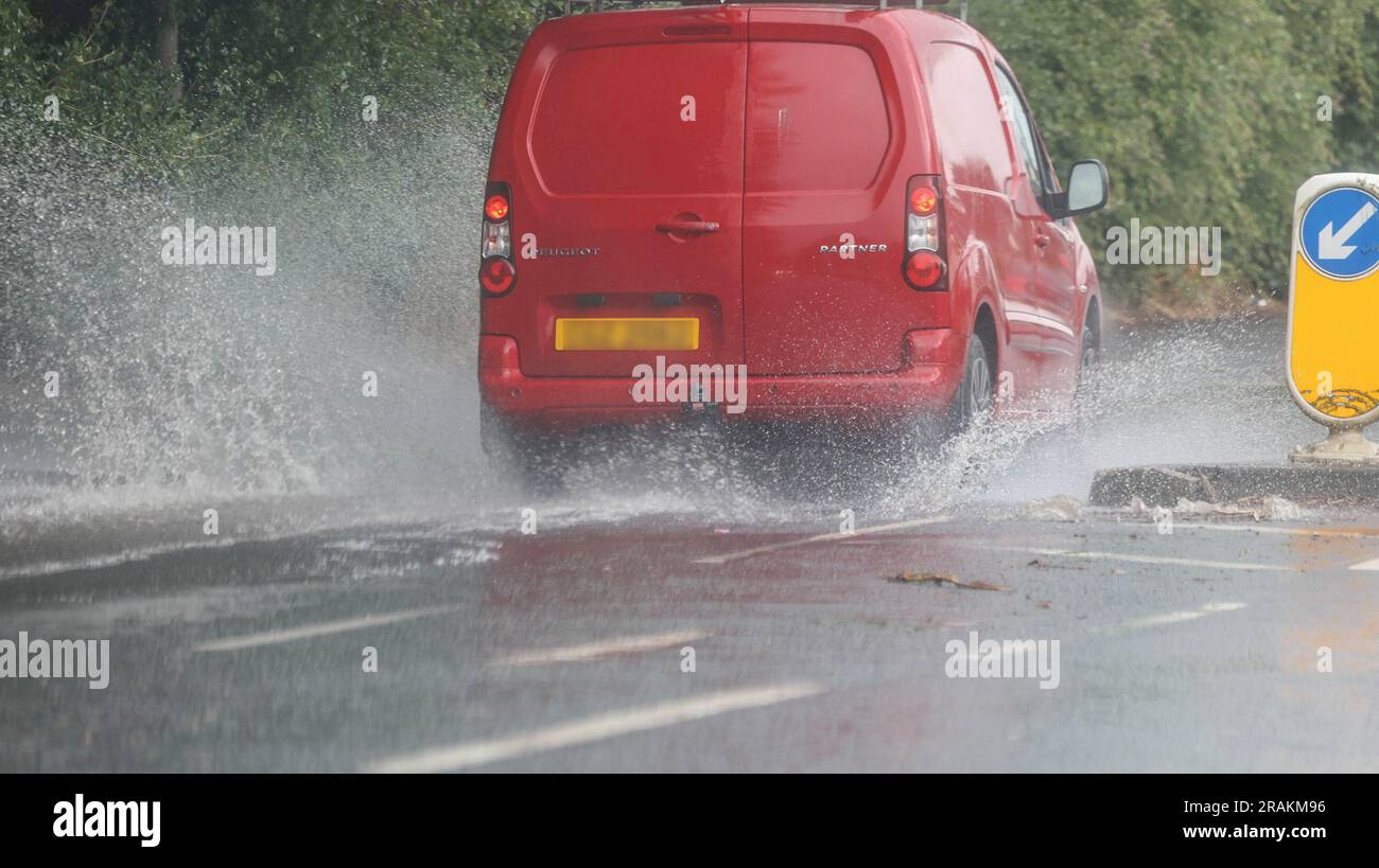 Lurgan, Comté d'Armagh, Irlande du Nord, Royaume-Uni. 04 juillet 2023. Météo au Royaume-Uni - un après-midi de fortes averses lentes. La pluie, torrentielle parfois a causé des inondations localisées où les drains étaient dépassés - la circulation automobile négociant des inondations sur la route principale à Lurgan depuis l'autoroute M1. Crédit : CAZIMB/Alamy Live News. Banque D'Images