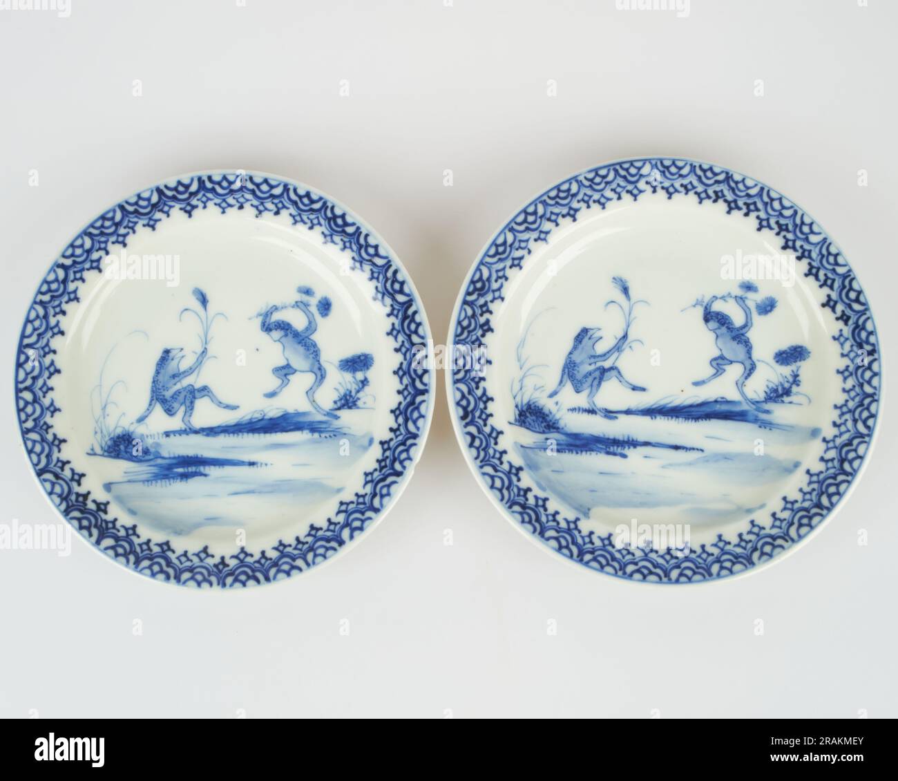 Paire antique de plats japonais en porcelaine de grenouille bleue et blanche Banque D'Images