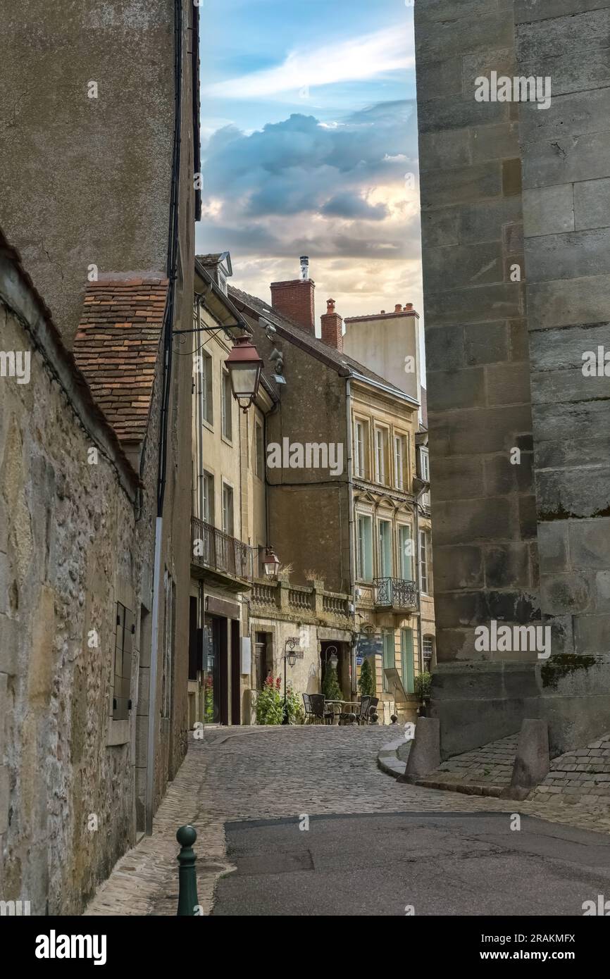 Autun, cité médiévale en Bourgogne, belle maison au centre, dans une petite rue Banque D'Images