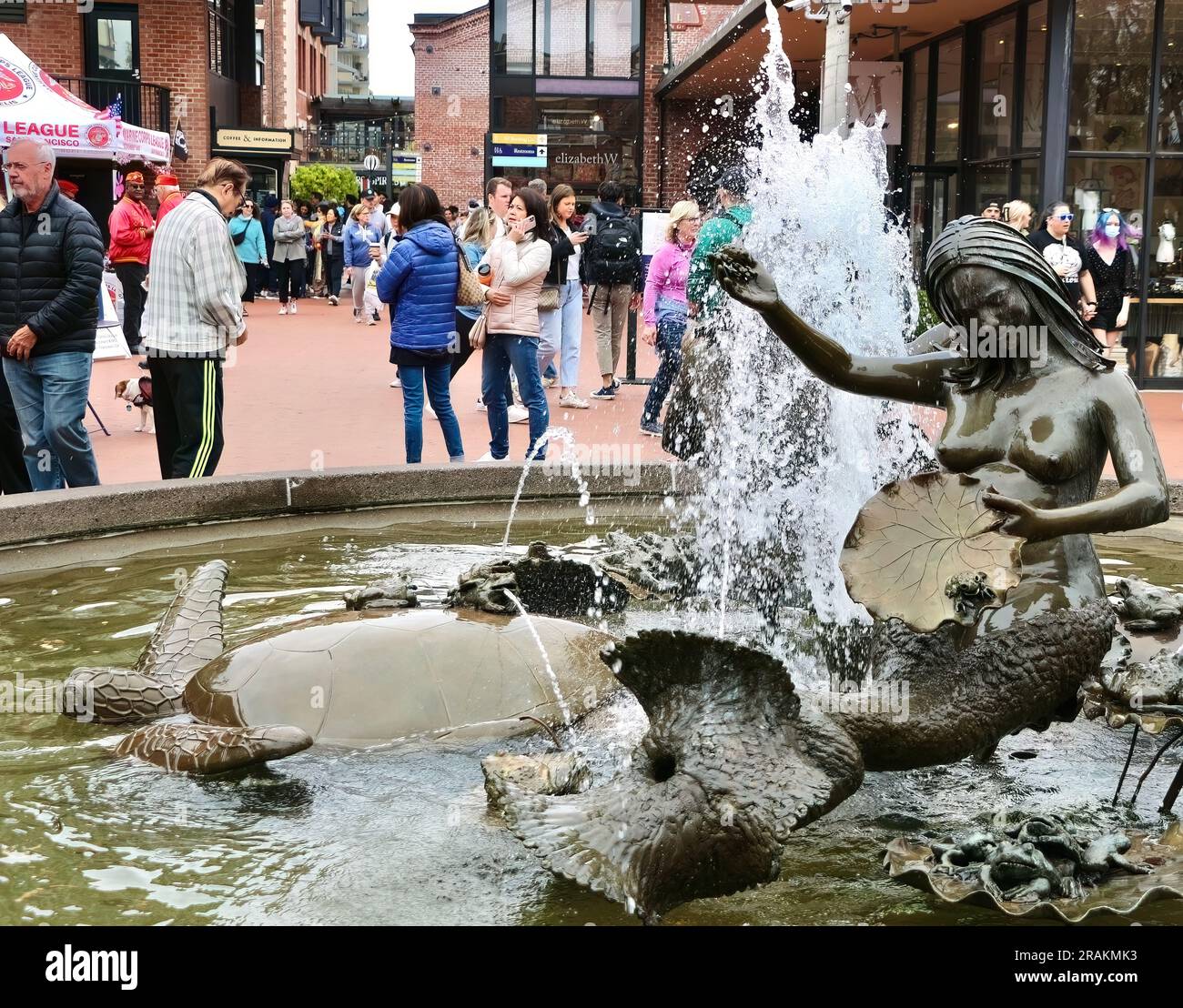 Fontaine nommée Andrea par Ruth Asawa datée de 1968 à Ghirardelli Square San Francisco Californie USA Banque D'Images