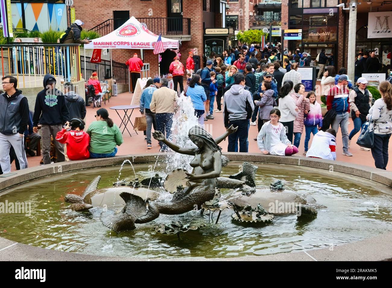 Fontaine nommée Andrea par Ruth Asawa datée de 1968 à Ghirardelli Square San Francisco Californie USA Banque D'Images