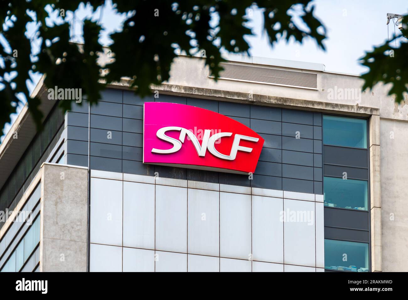 Enseigne et logo sur le bâtiment abritant le siège de la SNCF, Société