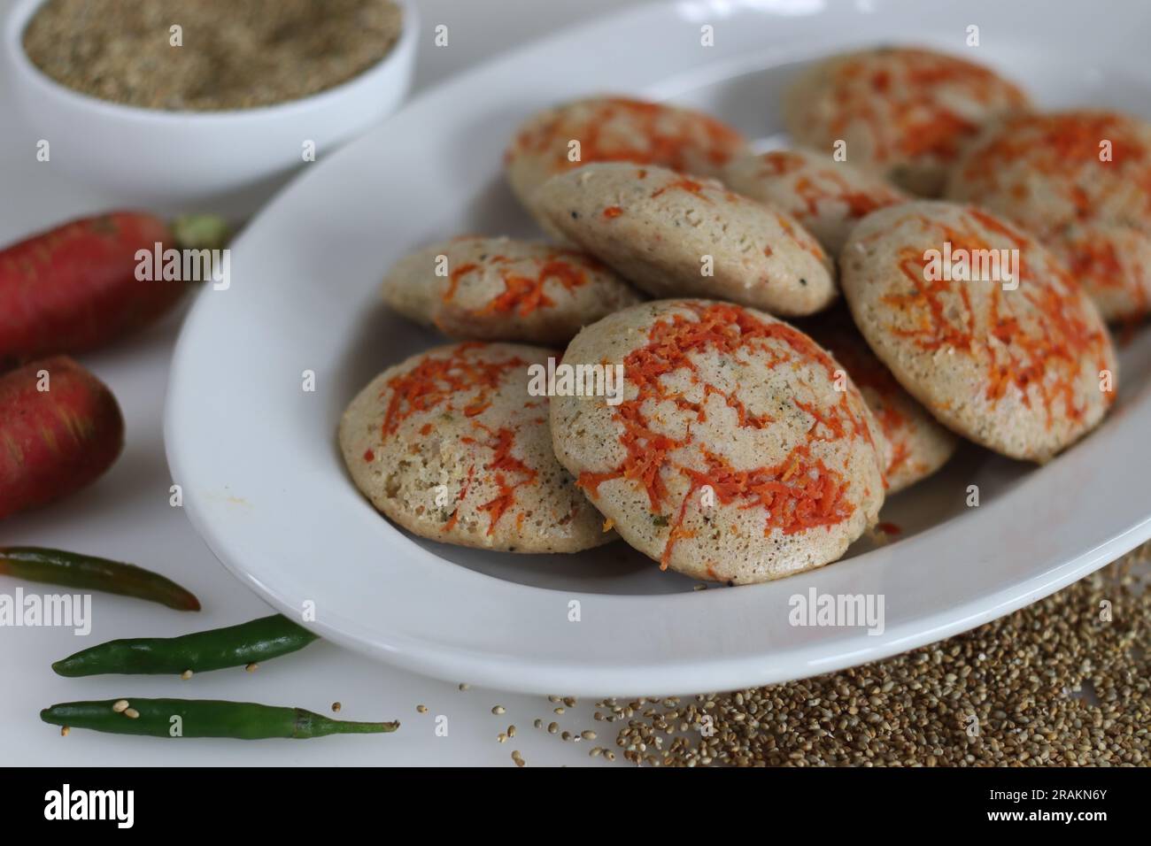 Carotte bajra sans rien faire. Gâteau de riz salé cuit à la vapeur fait d'une pâte de lentilles noires fermentées et de millet perlé non poli avec carr fraîchement râpé Banque D'Images