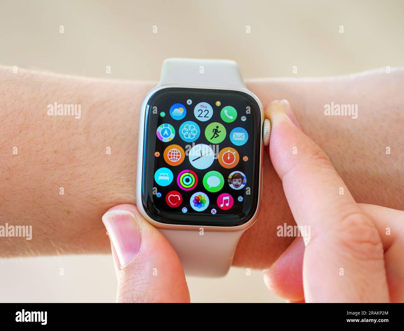 Gros plan des applications sur l'écran d'une Apple iWatch portée au poignet d'une femme Banque D'Images Gros plan des applications sur l'écran d'une Apple iWatch portée au poignet d'une femme Banque D'Images