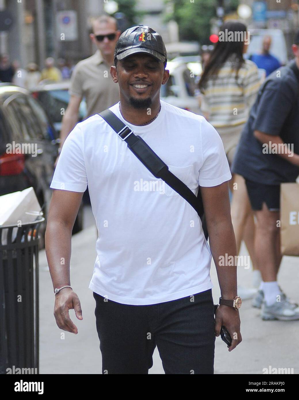 Milan, 04-07-2023 Samuel ETO'o, ancien footballeur de l'équipe nationale camerounaise et de Barcelone, Inter, avec qui il a remporté les « aigus », et maintenant président de la Fédération de football camerounaise, est actuellement aux yeux de la tempête pour une affaire de football extra-football. Samuel pourrait rencontrer des difficultés car sa fille Erika do Rosario Nieves, âgée de 22 ans, a demandé 1 ans de prison en Espagne par l'intermédiaire de son avocat. La fille n'a jamais été reconnue par ETO'o comme sa fille, et pour cette raison, en 2018, il a commencé une affaire légale pour obtenir la reconnaissance, fournissant toutes les preuves nécessaires pour démontrer la parenté de sang. Dernier Banque D'Images