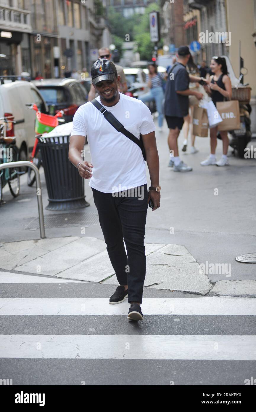 Milan, 04-07-2023 Samuel ETO'o, ancien footballeur de l'équipe nationale camerounaise et de Barcelone, Inter, avec qui il a remporté les « aigus », et maintenant président de la Fédération de football camerounaise, est actuellement aux yeux de la tempête pour une affaire de football extra-football. Samuel pourrait rencontrer des difficultés car sa fille Erika do Rosario Nieves, âgée de 22 ans, a demandé 1 ans de prison en Espagne par l'intermédiaire de son avocat. La fille n'a jamais été reconnue par ETO'o comme sa fille, et pour cette raison, en 2018, il a commencé une affaire légale pour obtenir la reconnaissance, fournissant toutes les preuves nécessaires pour démontrer la parenté de sang. Dernier Banque D'Images
