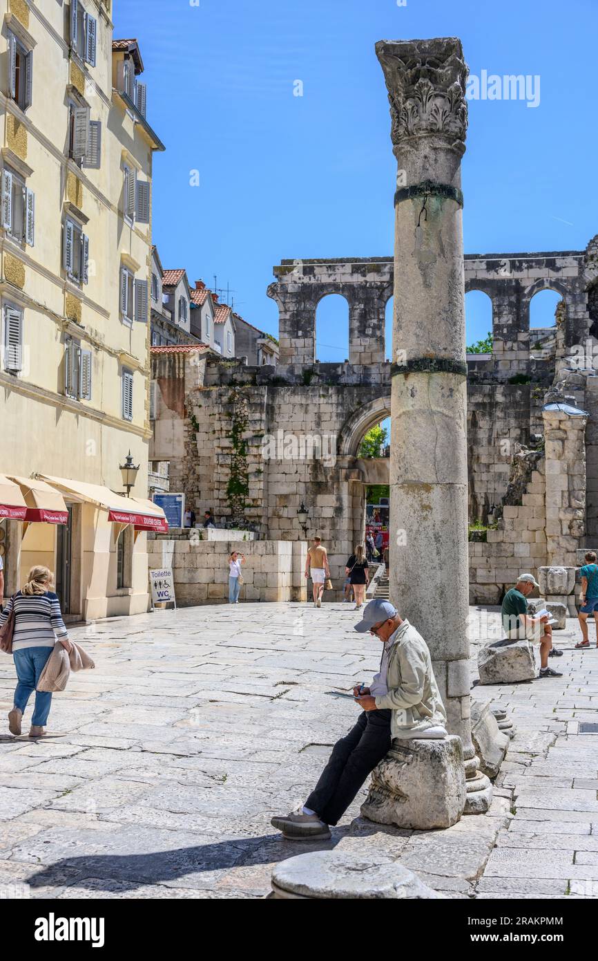 La rue Poljana kraljice Jelene. Le Decumanus courant d'est en ouest à l'intérieur des murs du Palais de Dioclétien, avec la porte de l'est ou de l'argent dans le Banque D'Images