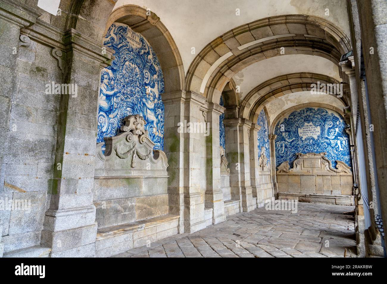 Cathédrale de Porto se avec des liens azulejo bleu blanc à Porto Portugal . Banque D'Images