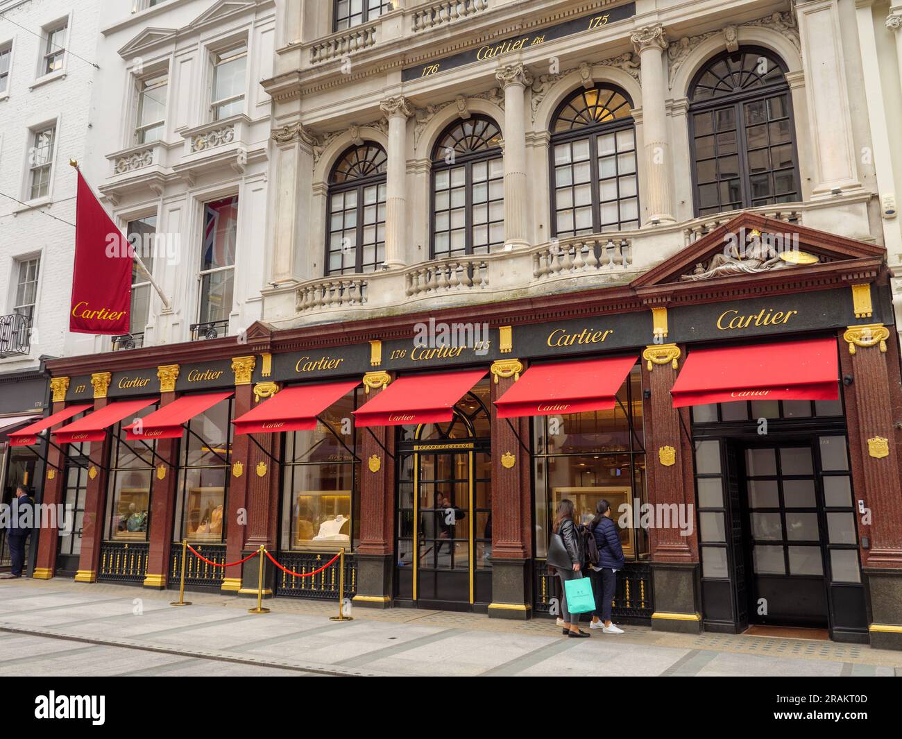 Les gens font du shopping à l'extérieur de Cartier à Bond Street, Londres, Royaume-Uni Banque D'Images