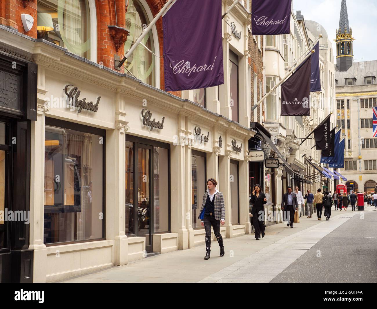 Des gens à la mode qui marchent devant Chopard dans Bond Street, Londres, Royaume-Uni Banque D'Images