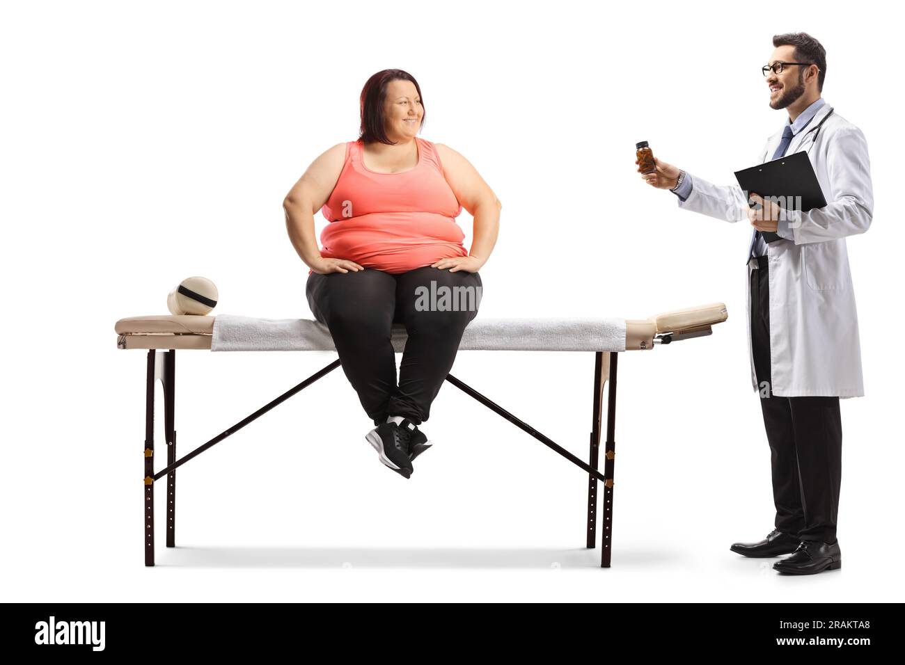 Femme en surpoids assise sur une table de physiothérapie et médecin montrant une bouteille de pilules isolées sur fond blanc Banque D'Images