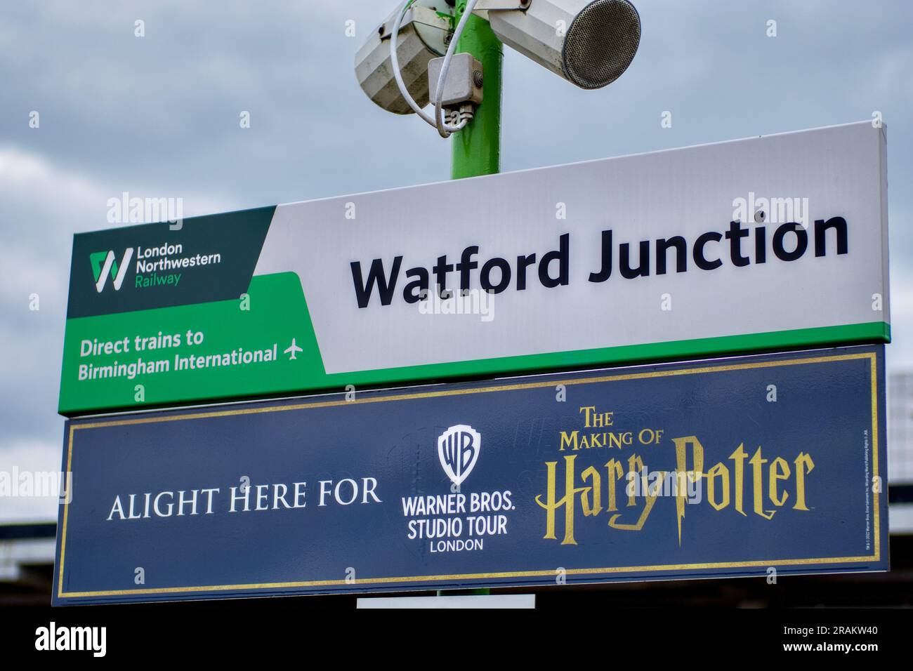 Panneau de plate-forme de jonction Watford avec le panneau Harry Potter Studio Tour, Watford, Hertfordshire, Angleterre, Royaume-Uni Banque D'Images