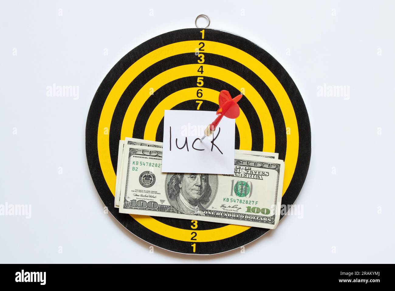 Cent dollars reposent sur les fléchettes et le texte bonne chance dans le centre de la cible et la fléchette, fortune et chance, affaires Banque D'Images