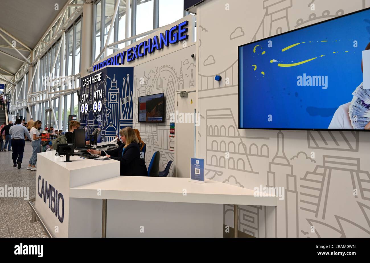 Bureau de change et espèces pour les déplacements dans la zone des arrivées et des départs de l'aéroport Banque D'Images