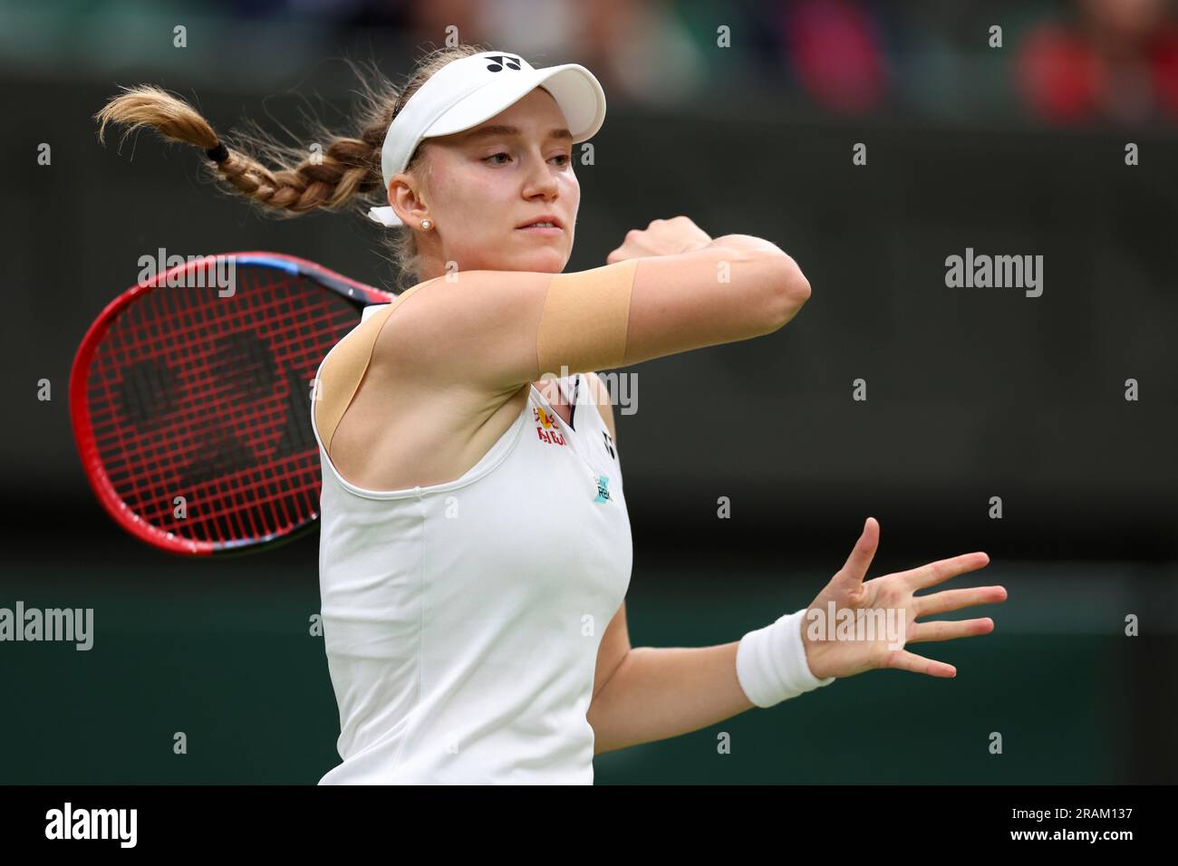 4th juillet 2023 ; All England Lawn tennis and Croquet Club, Londres, Angleterre : tournoi de tennis de Wimbledon ; Elena Rybakina joue un coup de main à Shelby Rodgers en singles pour femmes Banque D'Images