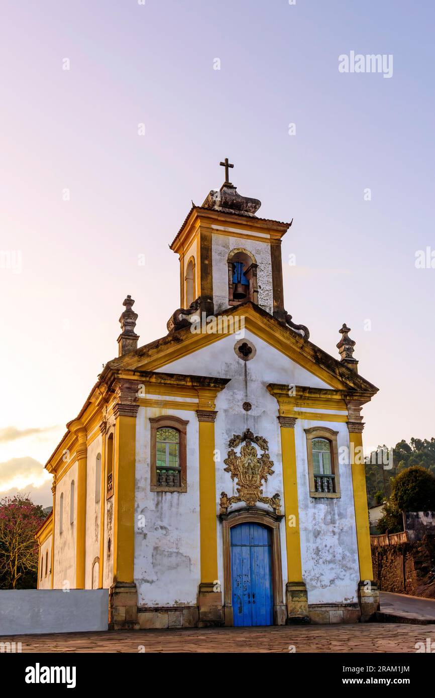 Façade d'une église baroque du 18e siècle dans la ville d'Ouro Preto dans le Minas Gerais Banque D'Images