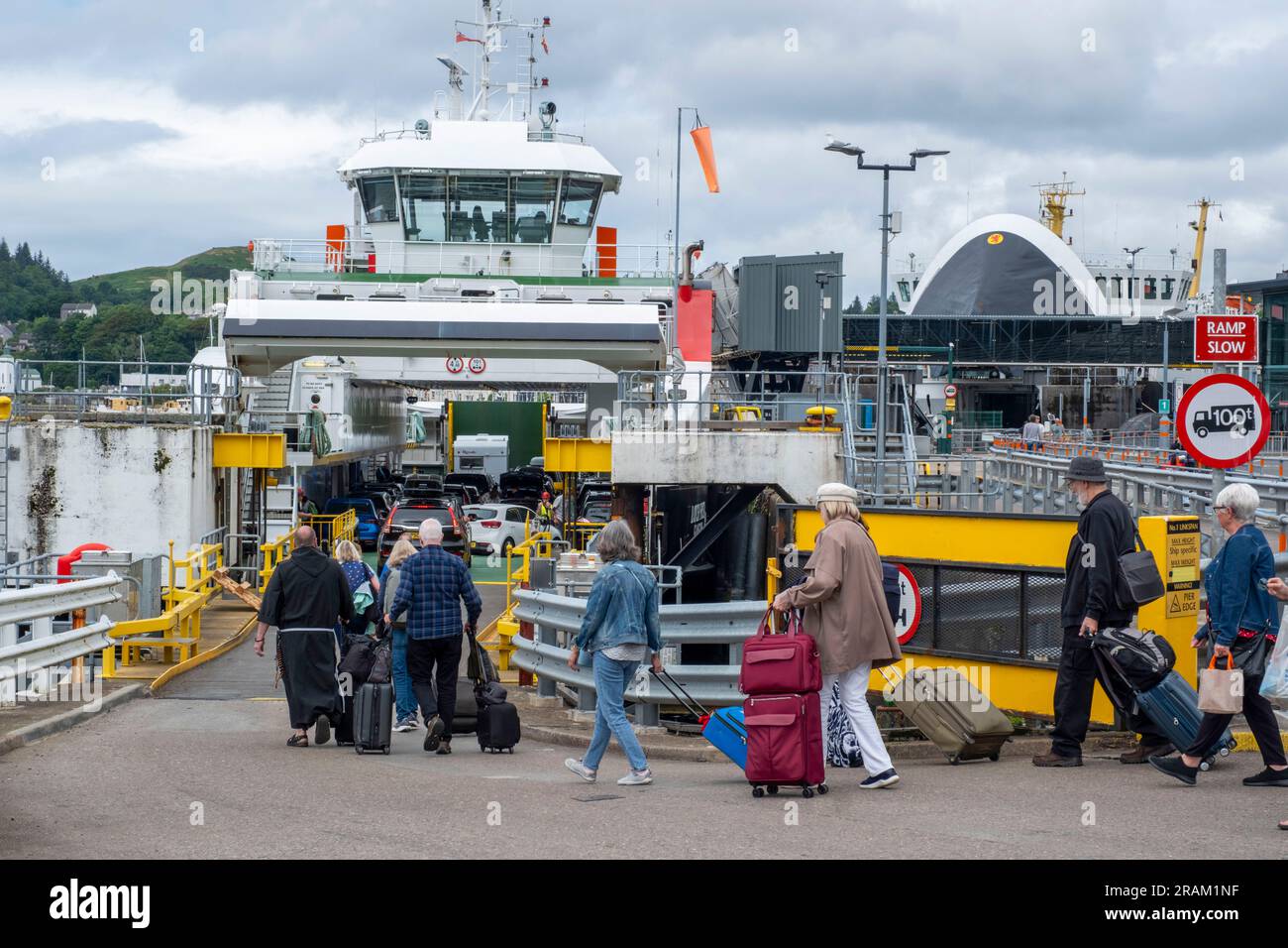 Passagers à pied embarquant sur un ferry au terminal de ferry d'Oban, Oban, Écosse, Royaume-Uni Banque D'Images