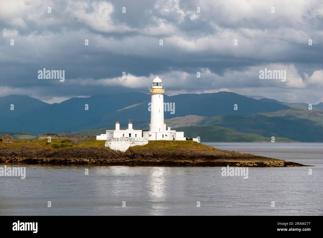 Vue sur le phare de Lismore. Construit par Robert Stevenson en 1833 et est situé sur Eilean Musdile dans le Firth of Lorne à l'entrée du Loch Linnhe. Banque D'Images